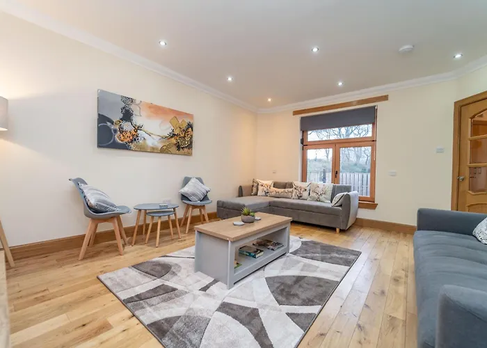 Spacious 3 Bed Townhouse With Parking *