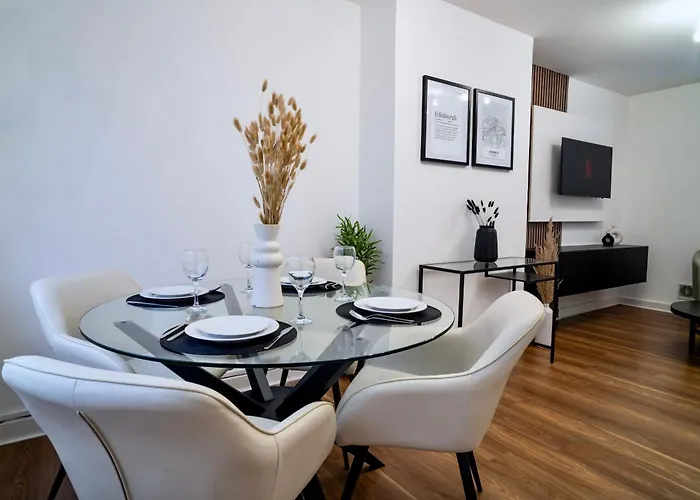 Modern 2 Bedroom In Free Parking Edynburg