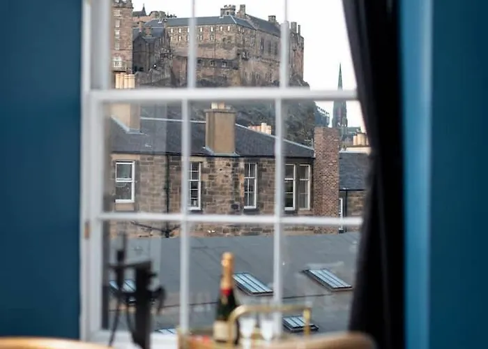 Spacious Modern Centre Castle Views