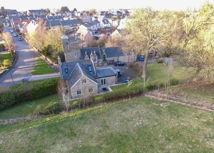 The Gate House - 3 Bed & Parking Villa *