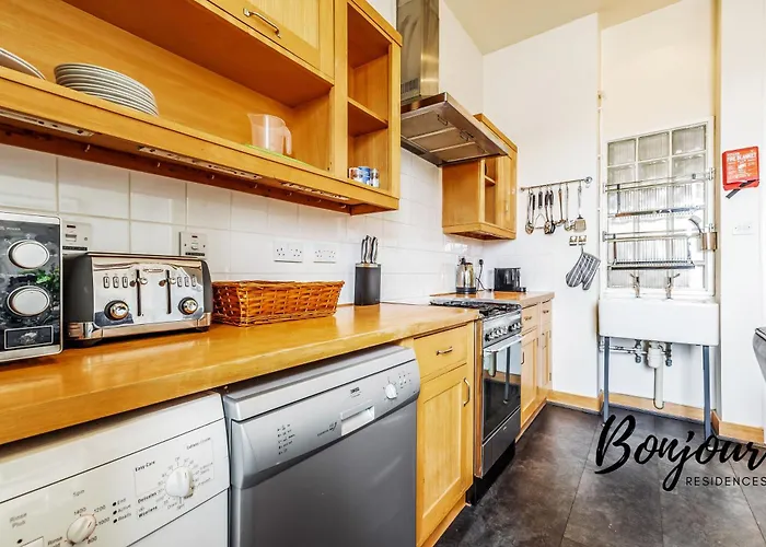 Belleville Central St James Quarter Free Offsite Parking & Views By Bonjour Residences