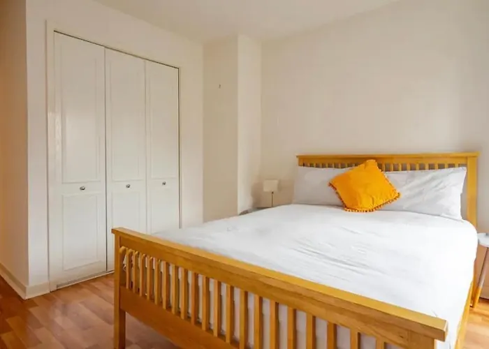 דירה Spacious Retreat At Prime Location With Free Parking& Balcony