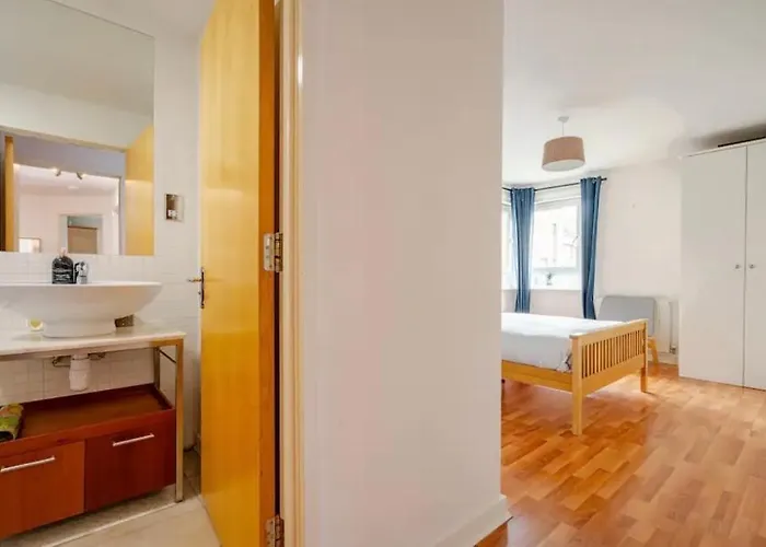 Spacious Retreat At Prime Location With Free Parking& Balcony אדינבורו