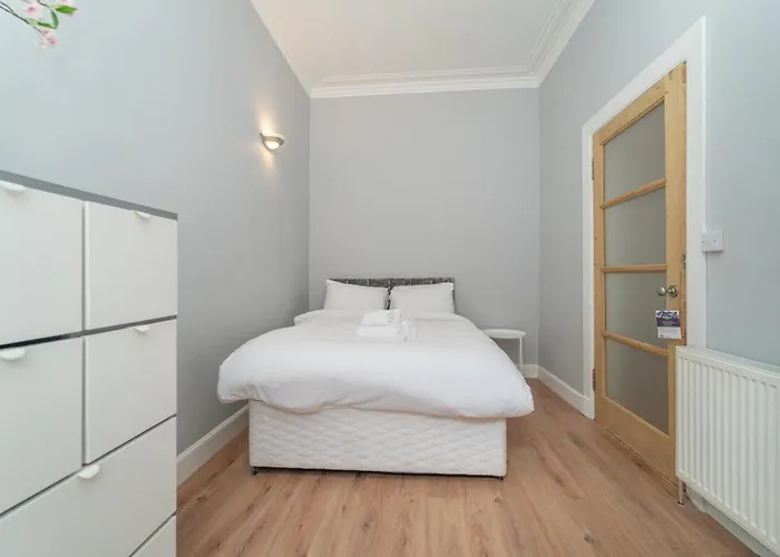 Beautiful Spacious Victorian Town House דירה