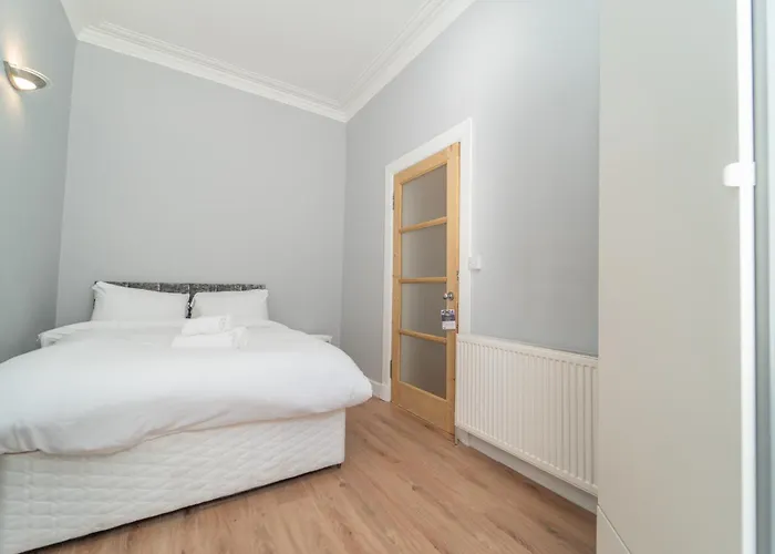 Beautiful Spacious Victorian Town House דירה