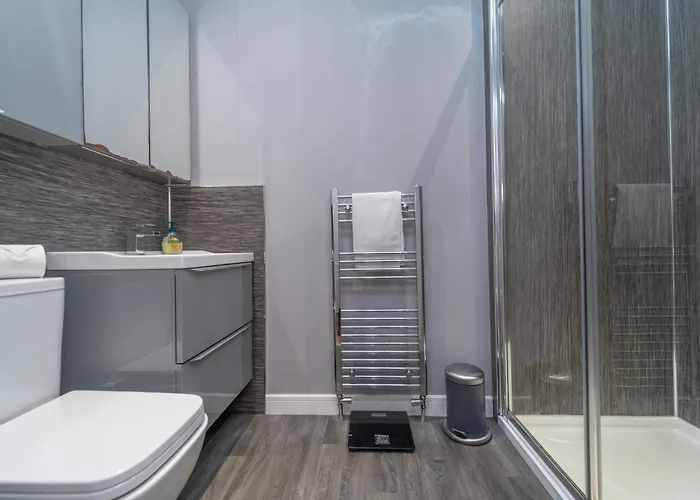 Beautiful Spacious Victorian Town House *