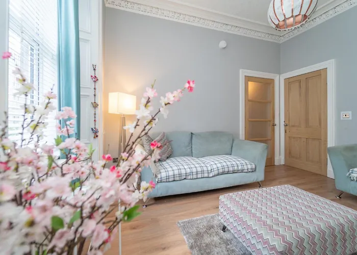 Beautiful Spacious Victorian Town House דירה אדינבורו