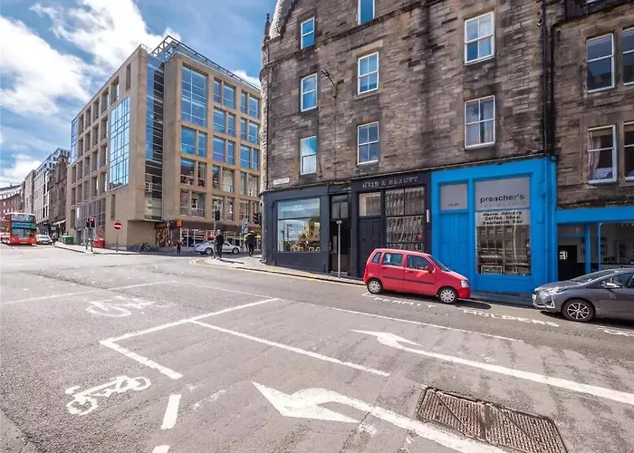Spacious Boutique Two-bedroom Next To The Castle Apartament