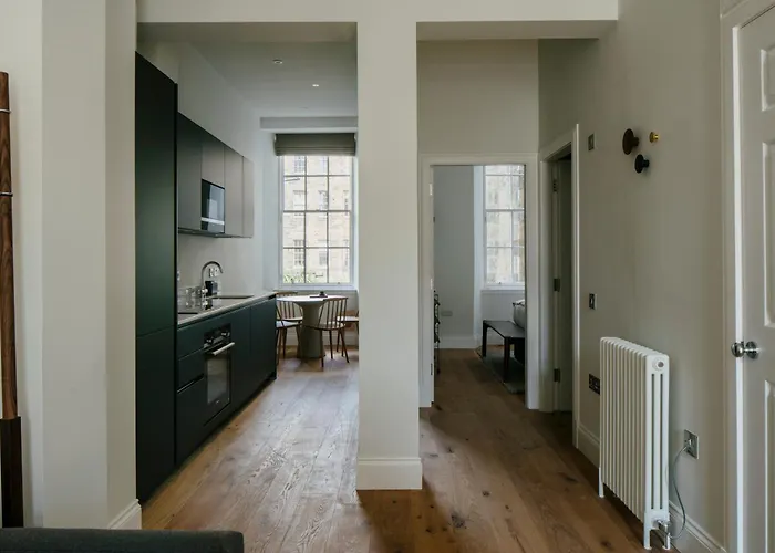 Aparthotel 33 Castle Terrace 4*