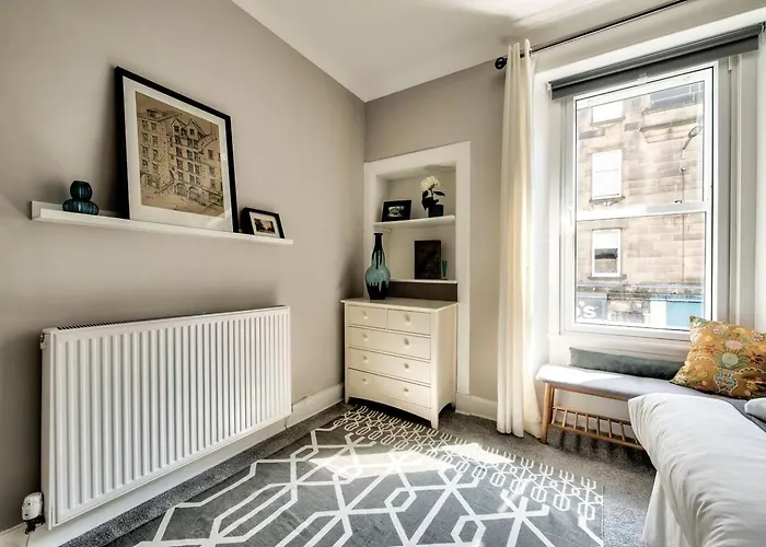 Guestready - Spacious And Beautiful 2br Flat In Morningside דירה אדינבורו