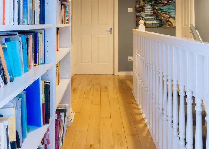 Ferienhaus Stylish 3 Bedroom Near Hollyrood Park