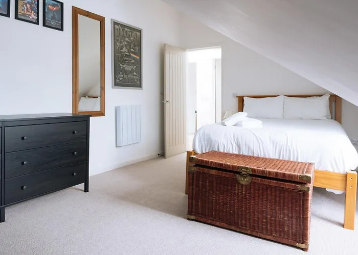 & Modern 2bd Flat - * Edinburgh