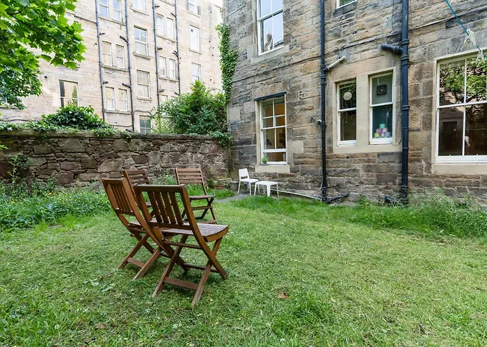 Palm Tree Apartment- Period With Cat * Edinburgh