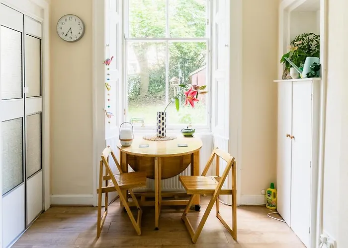 Palm Tree Apartment- Period With Cat * Edinburgh