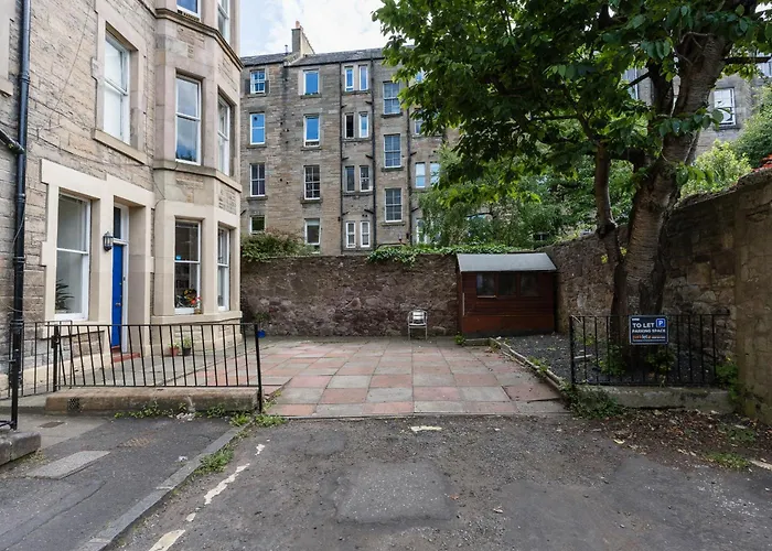 Apartment Palm Tree Apartment- Period With Cat