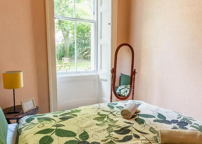 Palm Tree Apartment- Period With Cat Apartment *