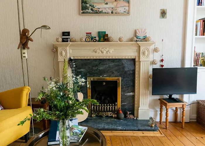 Apartment Palm Tree Apartment- Period With Cat *