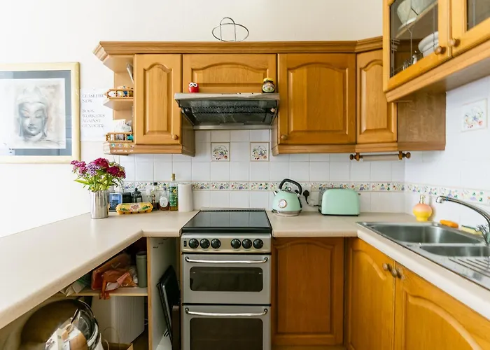 Apartment Palm Tree Apartment- Period With Cat *