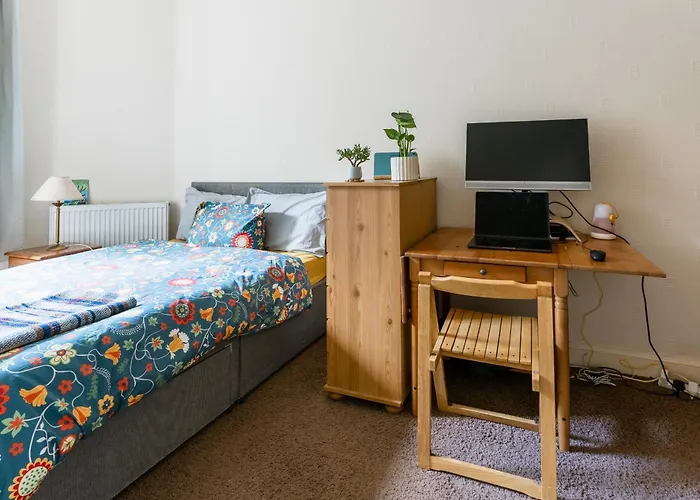 Apartment Palm Tree Apartment- Period With Cat