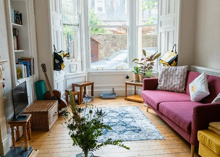 Palm Tree Apartment- Period With Cat