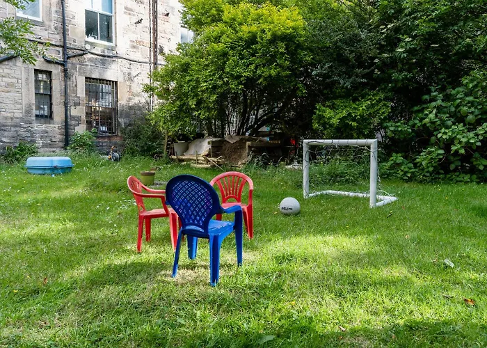 Apartment Palm Tree Apartment- Period With Cat