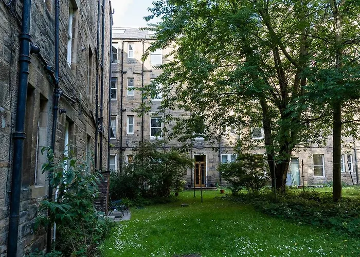 Apartment Palm Tree Apartment- Period With Cat *