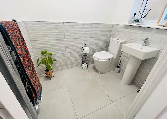 Modern And Spacious With Large Garden *