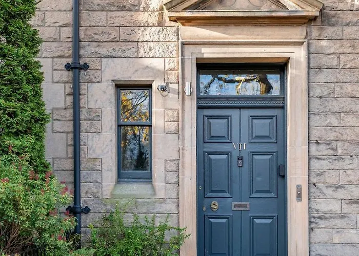 Luxury Victorian 5 Bedroom By Lady Road Apartment *