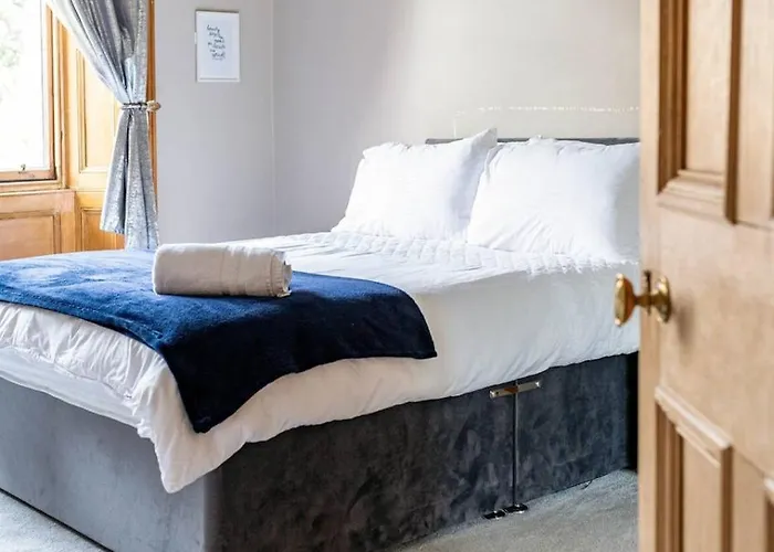 Luxury Victorian 5 Bedroom By Lady Road Apartment *