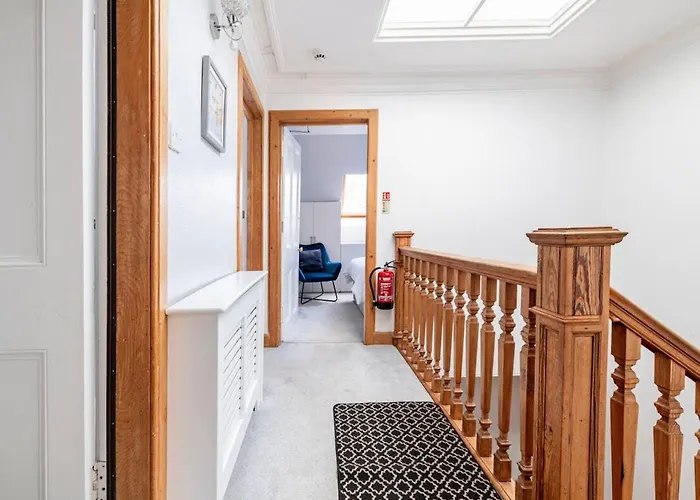 Luxury Victorian 5 Bedroom By Lady Road Apartment