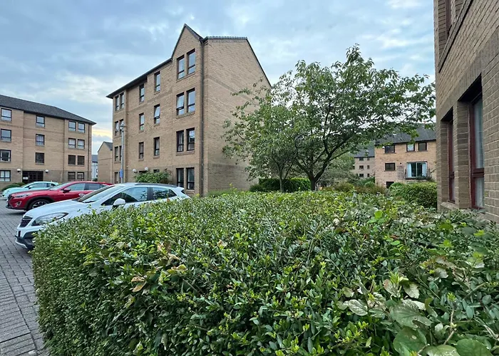 Apartment Two Bedroom Flat Close To Meadows With Free Parking By Parking Permit *