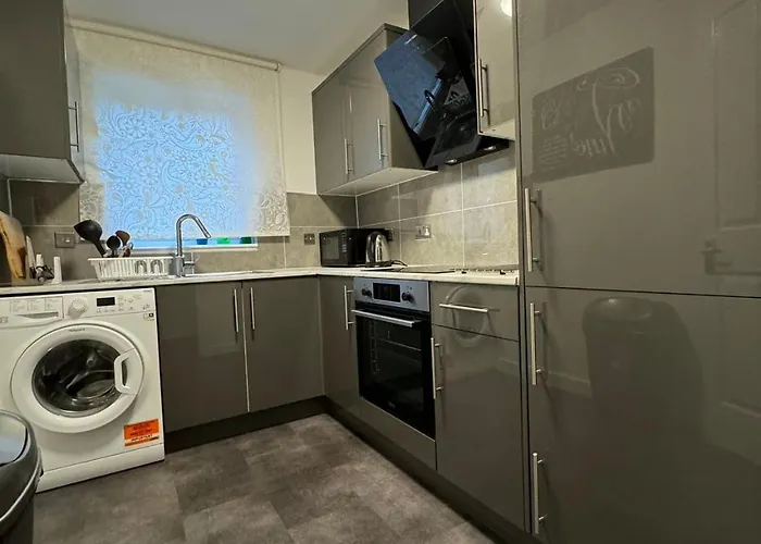 Two Bedroom Flat Close To Meadows With Free Parking By Parking Permit *