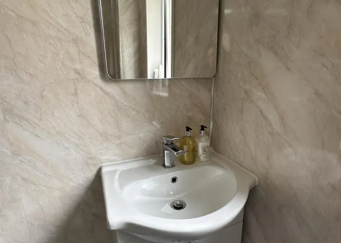 Two Bedroom Flat Close To Meadows With Free Parking By Parking Permit *