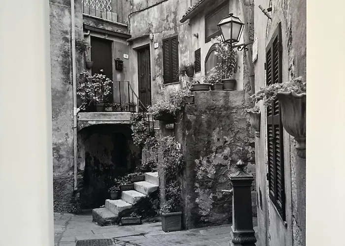 Apartment Two Bedroom Flat Close To Meadows With Free Parking By Parking Permit *