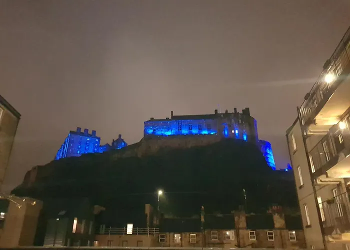 223 Websters Land - Stunning Castle View אדינבורו