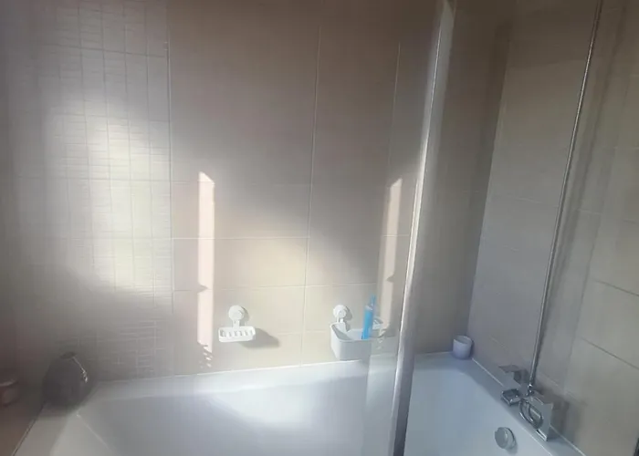 Edinburgh- 2 Double Available Δωμάτια σε οικογενειακή κατοικία *