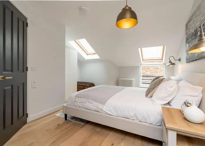 Superb Two Bedroom 2 Bathroom Morningside *