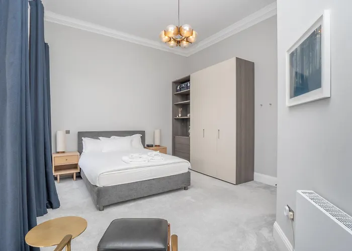 Апартаменты Flat With Majestic Views In West End Wonderland