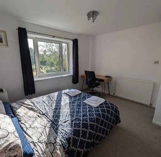 Lovely 3-bed Flat דירה