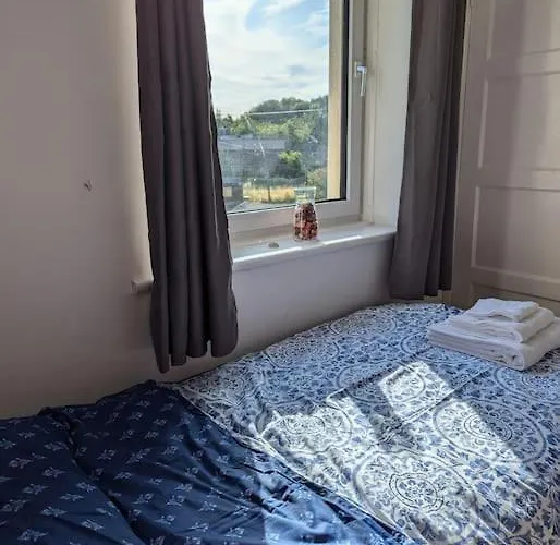 Lovely 3-bed Flat דירה