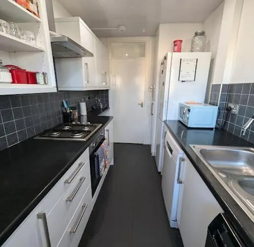 דירה Lovely 3-bed Flat *