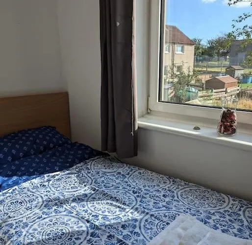 דירה Lovely 3-bed Flat אדינבורו
