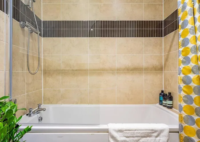 Apartment Bright, Modern 2 Bedroom House With Free Parking!