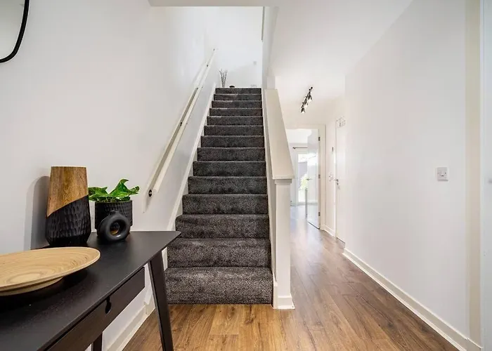 Apartment Bright, Modern 2 Bedroom House With Free Parking!