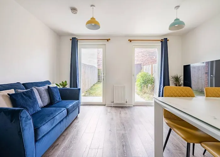 Apartment Bright, Modern 2 Bedroom House With Free Parking! *