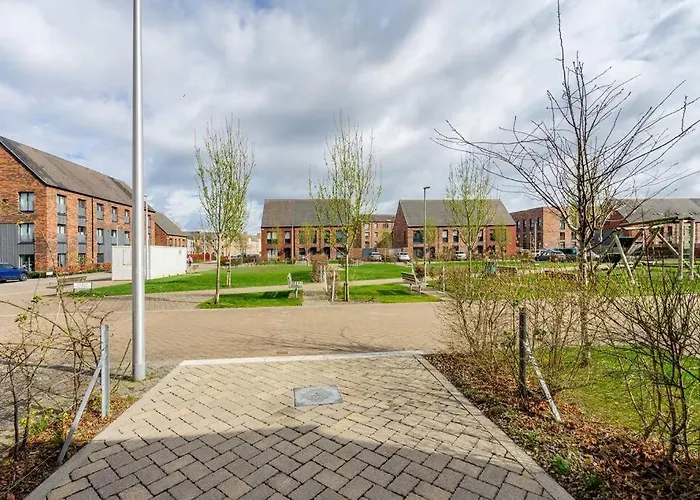 Bright, Modern 2 Bedroom House With Free Parking! Apartment