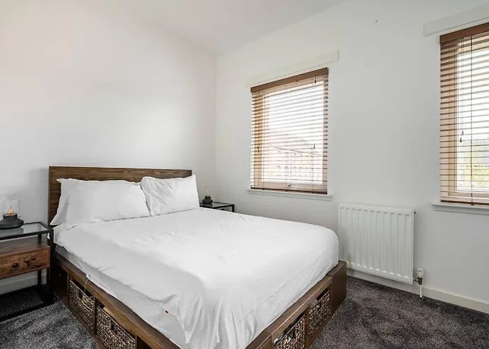 Apartment Bright, Modern 2 Bedroom House With Free Parking!