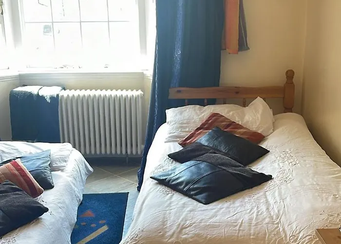 Private Bedroom In Detached In Newington *