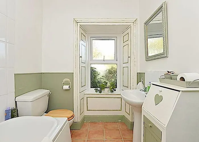 Cosy Cottage For Share , Private Double Room, Wifi, Parking, Garden *