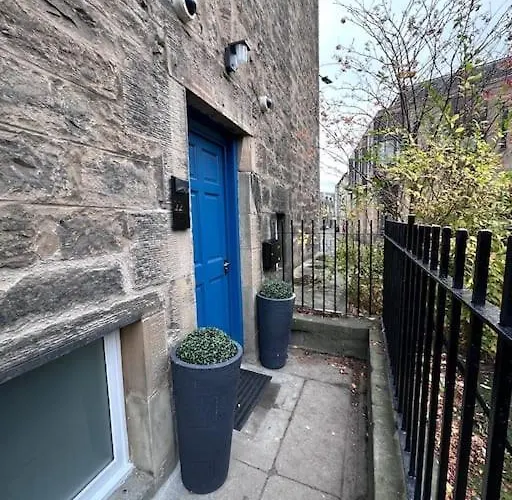 Spectacular 2 Bed, 2 Bath In Centre *